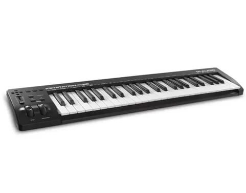 Teclado de piano eletrônico no suporte - Adereços prontos para