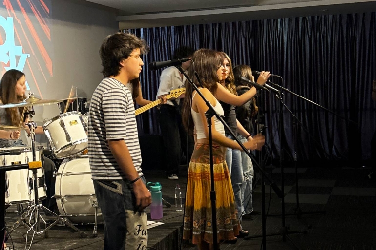 Los alumnos de Performance Program aprenden de forma individual y grupal como parte de su educación musical en School of Rock Pedregal.