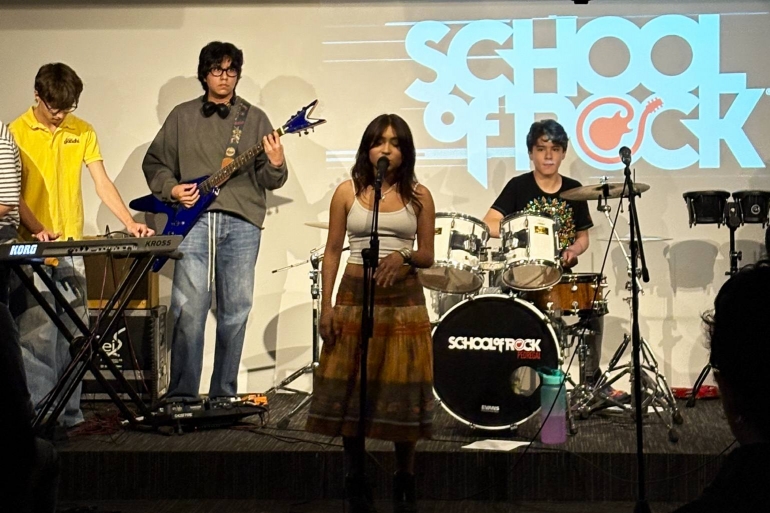 Alumnos de School of Rock Pedregal tocan en el auditorio de Librerías Gandhi para celebrar el día del niño.