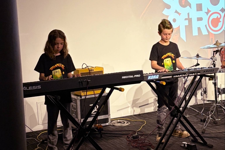En School of Rock Pedregal, la mejor escuela de música de la Ciudad de México, podrás aprender de forma individual, grupal y sobre los escenarios.