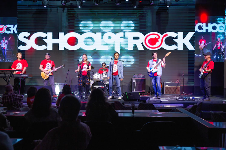 Ensamble de adultos de School of Rock Pedregal con varios años de estudio en School of Rock Pedregal, más que una escuela de música.