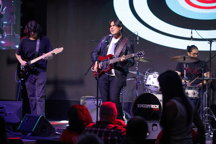 Si siempre quisiste tomar clases de música, aquí puedes tener sesiones individuales y grupales para prepararte y tocar en conciertos.
