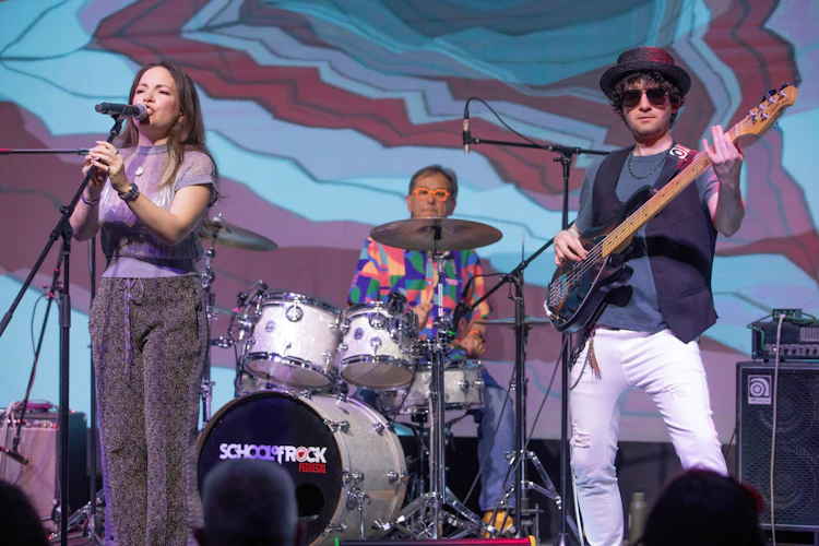 No importa tu edad: en School of Rock tenemos programas para adultos, sin importar que no tengas experiencia previa. Visítanos al sur de la Ciudad de México y cambia tu vida.