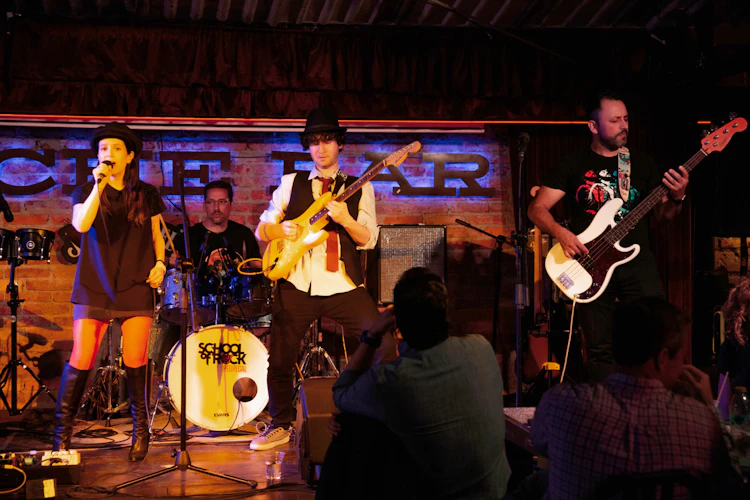 Es ahora o nunca: no dejes pasar más tiempo para meterte a clases de música y conocer nuevos amigos que también aman el rock, para tocar en conciertos frente a tu familia y amigos, ¡sólo en School of Rock Pedregal!