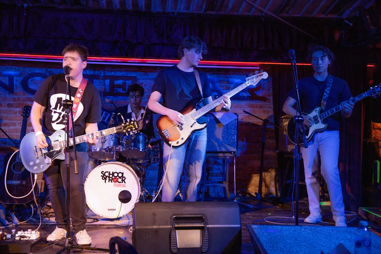 School of Rock Pedregal es más que una escuela de música: es tu lugar para conectar, para estar seguro, para aprender, para conocer gente y para brillar en el escenario.