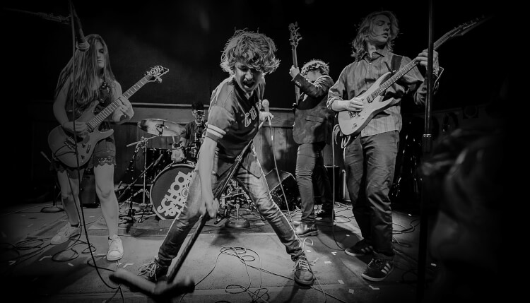 Alunos da turnê AllStars da School of Rock percorrem os EUA como banda profissional
