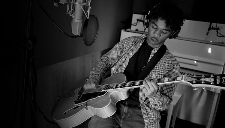 Estudiante de la Escuela de Rock produciendo una canción