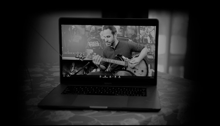 student watching free online music lessons