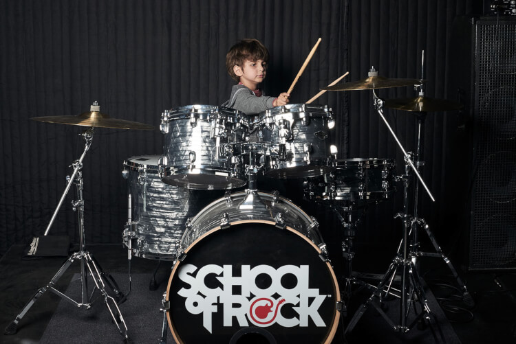 Aulas de bateria para iniciantes na School of Rock