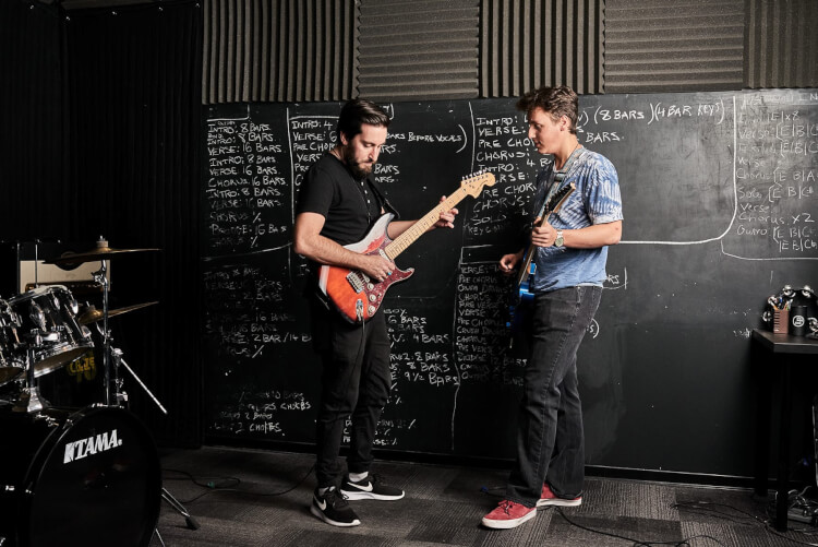 A School of Rock oferece aulas de guitarra e violão de nível intermediário e avançado