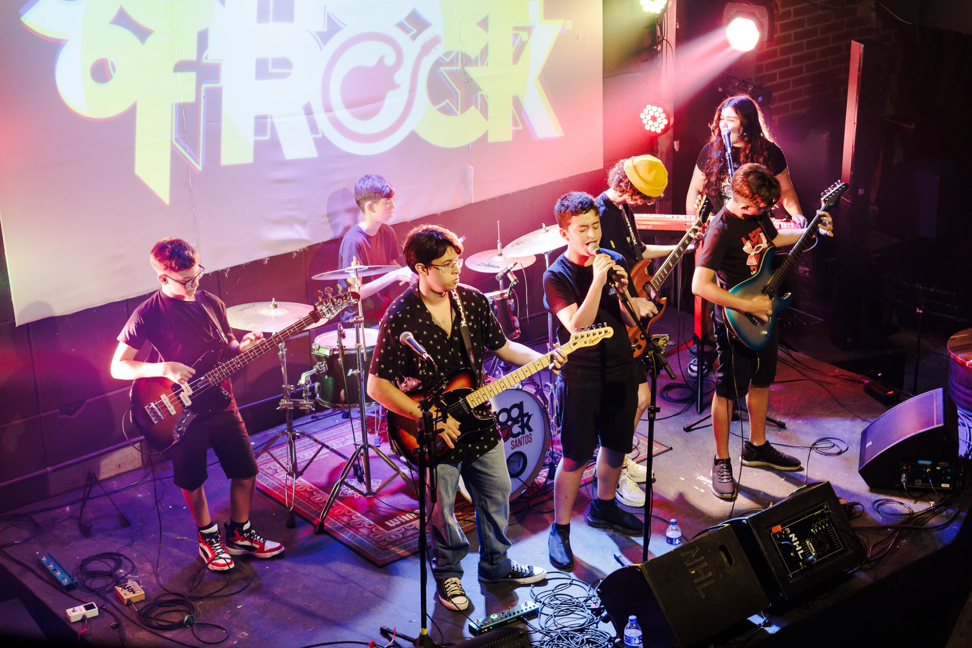Aprenda a tocar ao vivo no palco com outros alunos na School of Rock Santos.