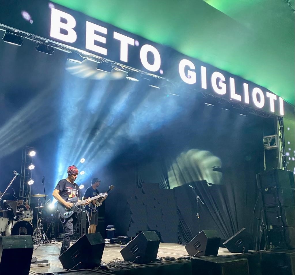 Beto Giglioti, nosso Diretor Musical, se apresentando na Festa da Uva 2023