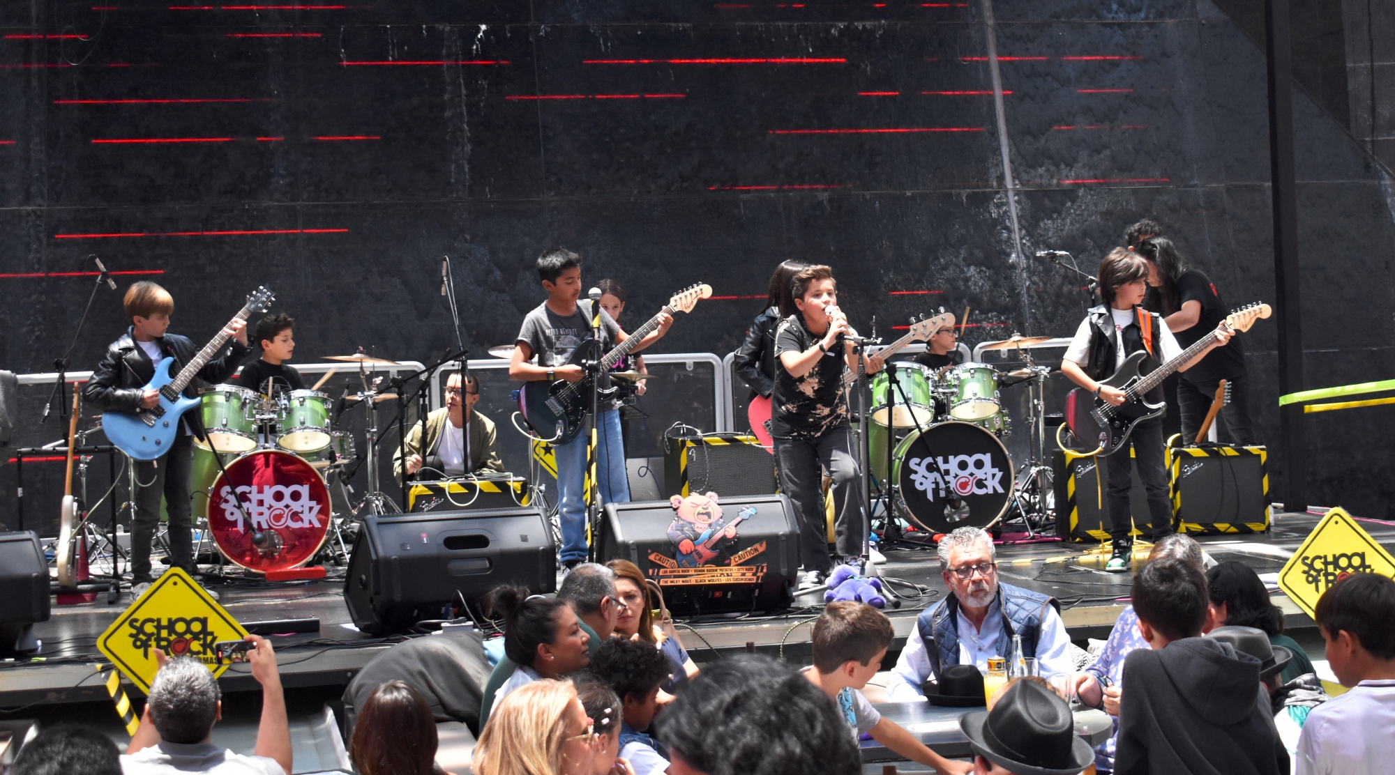 ¿Quieres ser parte de Rock 101? ¡Únete hoy y empieza a rockear con nosotros!