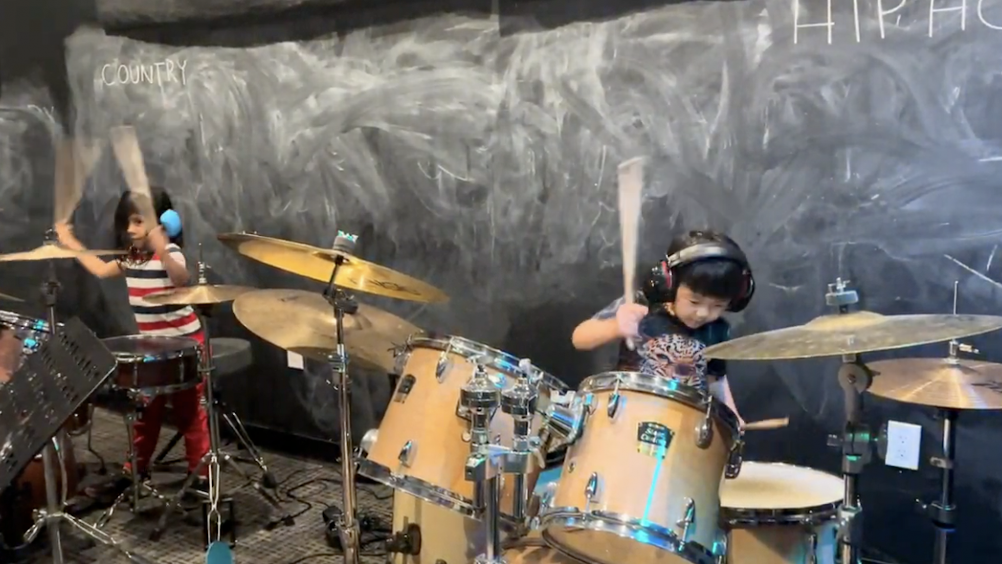 Drum battle in Little Wing!