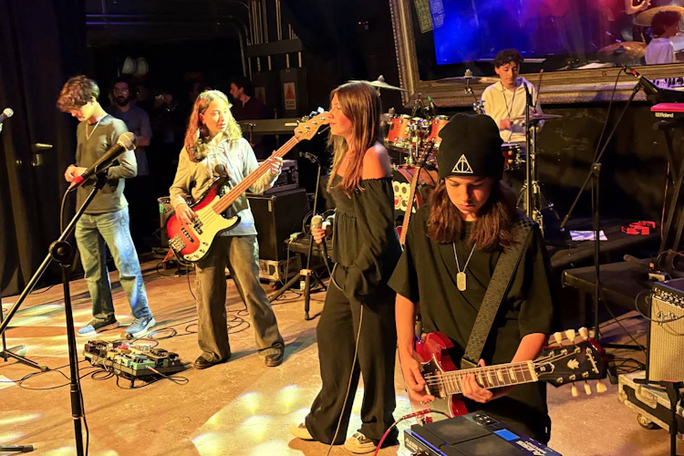 Alumnos de Performance Program tocan en vivo en el escenario del Foro La Paz como parte de School of Rock Pedregal, las mejores clases de música de la Ciudad de México.