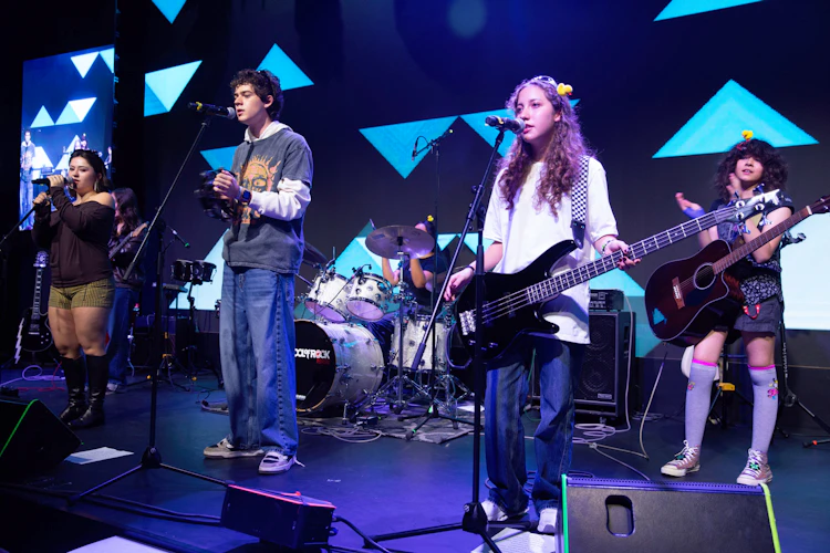 Alumnos adolescentes del programa Performance tocan en uno de sus conciertos periódicos en un escenario real de la CDMX.