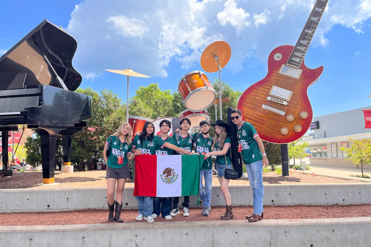 House Band San Pedro representando a México en Summerfest de Milawukee.