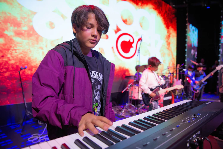 Alumnos de School of Rock Pedregal vencen el miedo escénico con clases de música, técnica, práctica y trabajo en equipo.