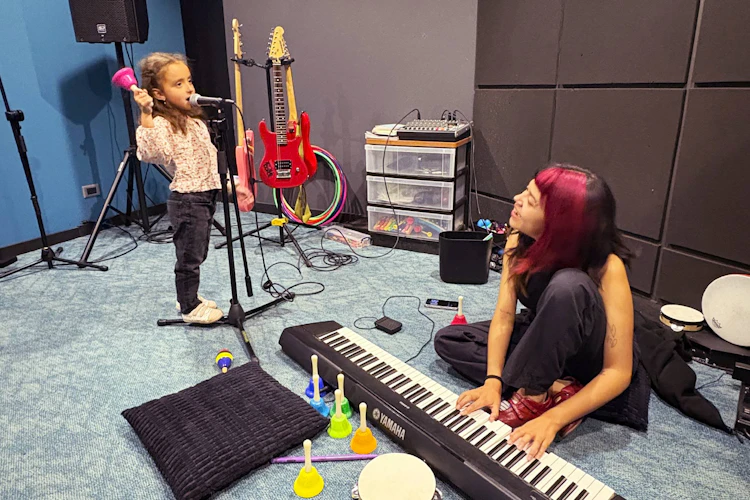 Experta instructora da clase de iniciación musical en el programa Little Wing a una pequeña alumna en School of Rock Pedregal, la mejor escuela de música de la Ciudad de México.