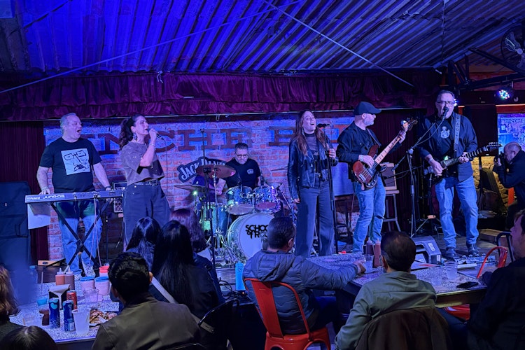 Grupo de Adult Performance Program toca en vivo en un escenario real de la CDMX, gracias a que son parte de School of Rock Pedregal, la mejor escuela de música de la CDMX.