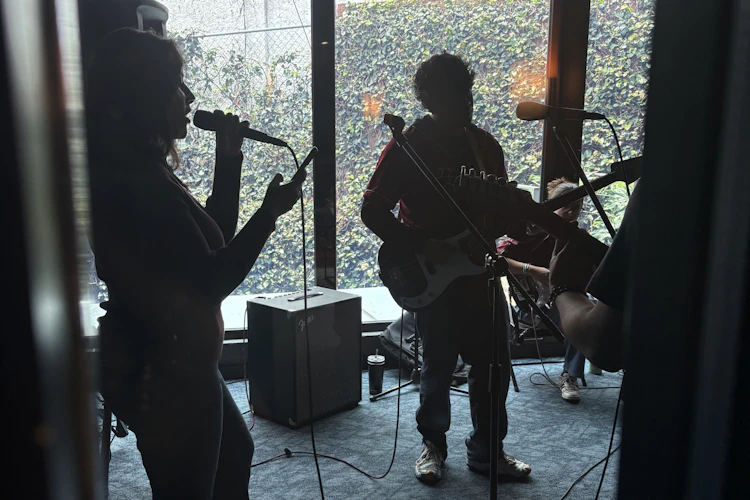 Alumnos de School of Rock Pedregal en un ensayo grupal, el cual puede ser muy beneficioso para personas que viven con TDAH.