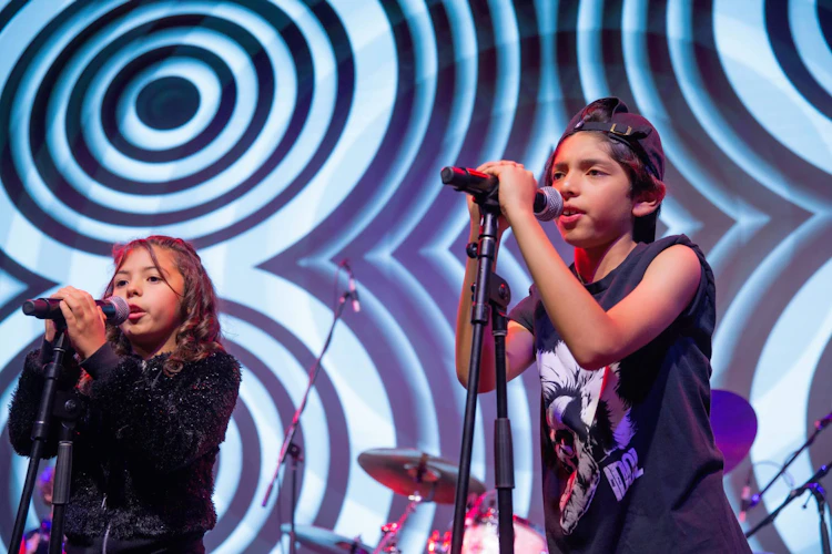 Alumnos de clases de canto del programa Rock 101 (12 a 18 años) cantan en un concierto en Alboa Live, como parte de su educación musical en School of Rock Pedregal, la mejor escuela de música de la CDMX.