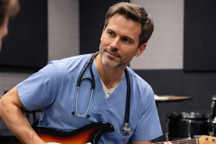 Médico de 40 años se siente feliz y satisfecho en su clase de guitarra, que sirve para aplicar su disciplina y cuidar su salud mental, en School of Rock Pedregal, la mejor escuela de música de la Ciudad de México.