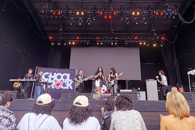 Músicos adolescentes de School of Rock Pedregal México tocando en el festival Summerfest 2025 de Milwaukee