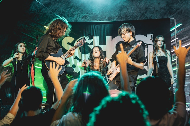Alumnos de 12 a 18 años tocan en un concierto de rock en vivo en un escenario real como parte del Performance Program de School of Rock Pedregal, la mejor escuela de música de la Ciudad de México.