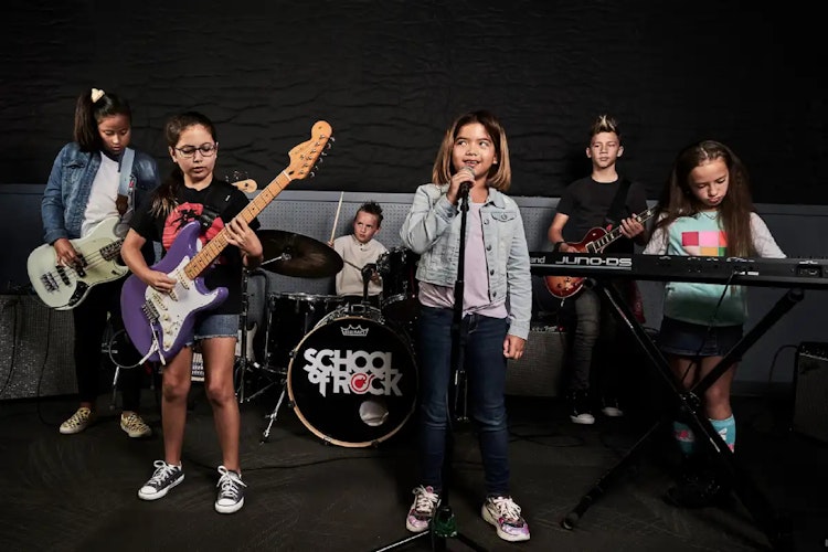 Un grupo de chicos del programa Rock 101 de 8 a 12 años tocan juntos en un ensayo semanal en School of Rock Pedregal, la mejor escuela de música de la Ciudad de México.