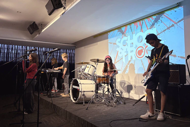 Ensamble de alumnos del programa Rock 101 tocan en Librerías Gandhi para el Día del Niño, organizado por Eventos Gandhi y School of Rock Pedregal, la mejor escuela de música de la Ciudad de México.