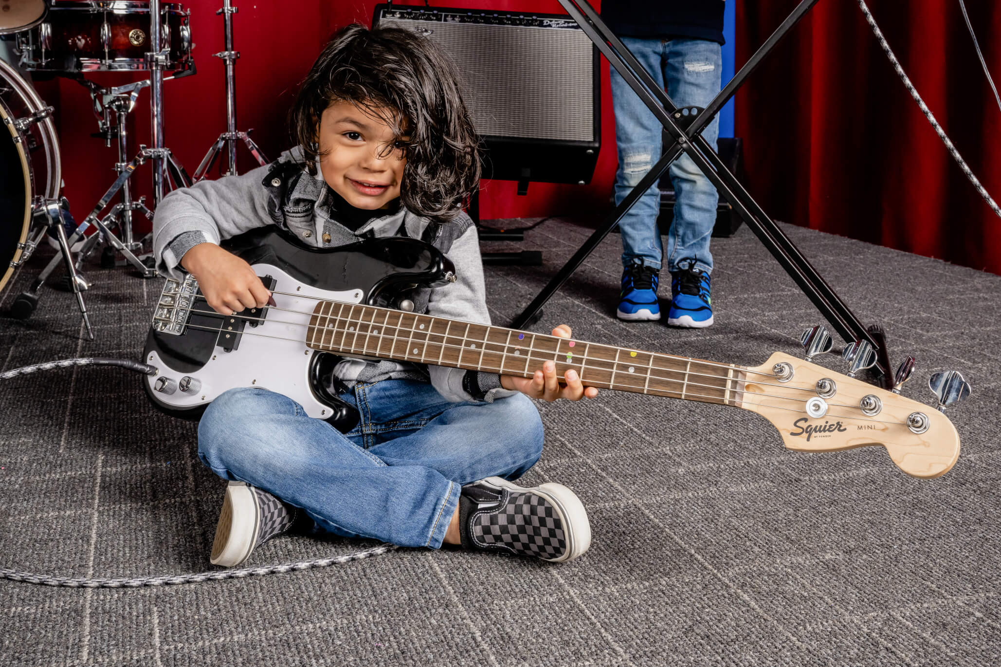 Crianças Que Jogam Instrumentos De Música Na Sala De Aula Da