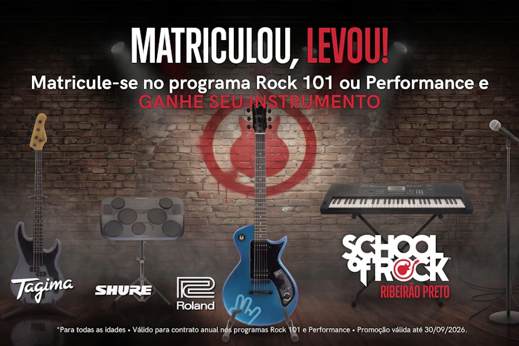 Arte da campanha Matriculou, Levou da School of Rock Ribeirão Preto, com guitarra Tagima, baixo, bateria e teclado Roland, e microfone Shure em um palco