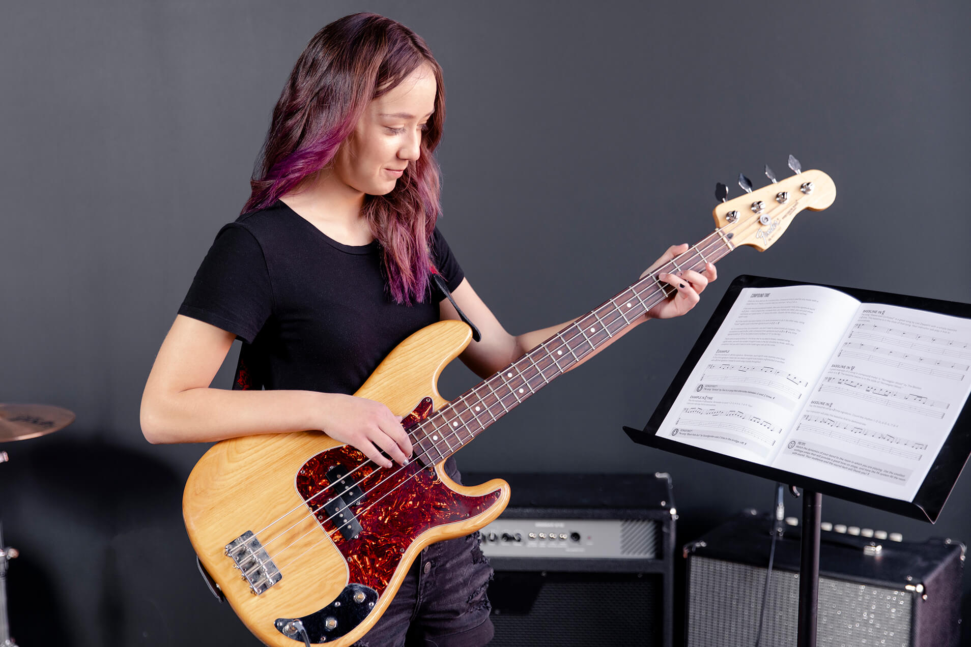 Bass Guitar Songbook: 60 Famous Songs You Should  