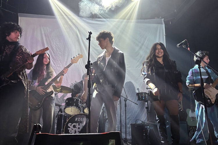 Alumnos de Performance Program de 12 a 18 años tocan en el escenario del Foro Indie Rocks! en el concierto de final de temporada de School of Rock Pedregal, la mejor escuela de música de la CDMX.