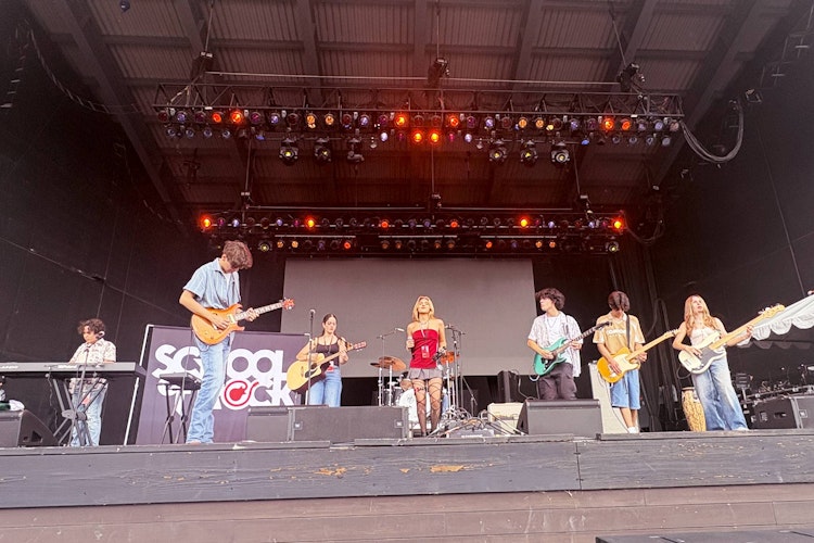 house-band-adolescentes-tocando-summerfest-concierto-rock-milwaukee