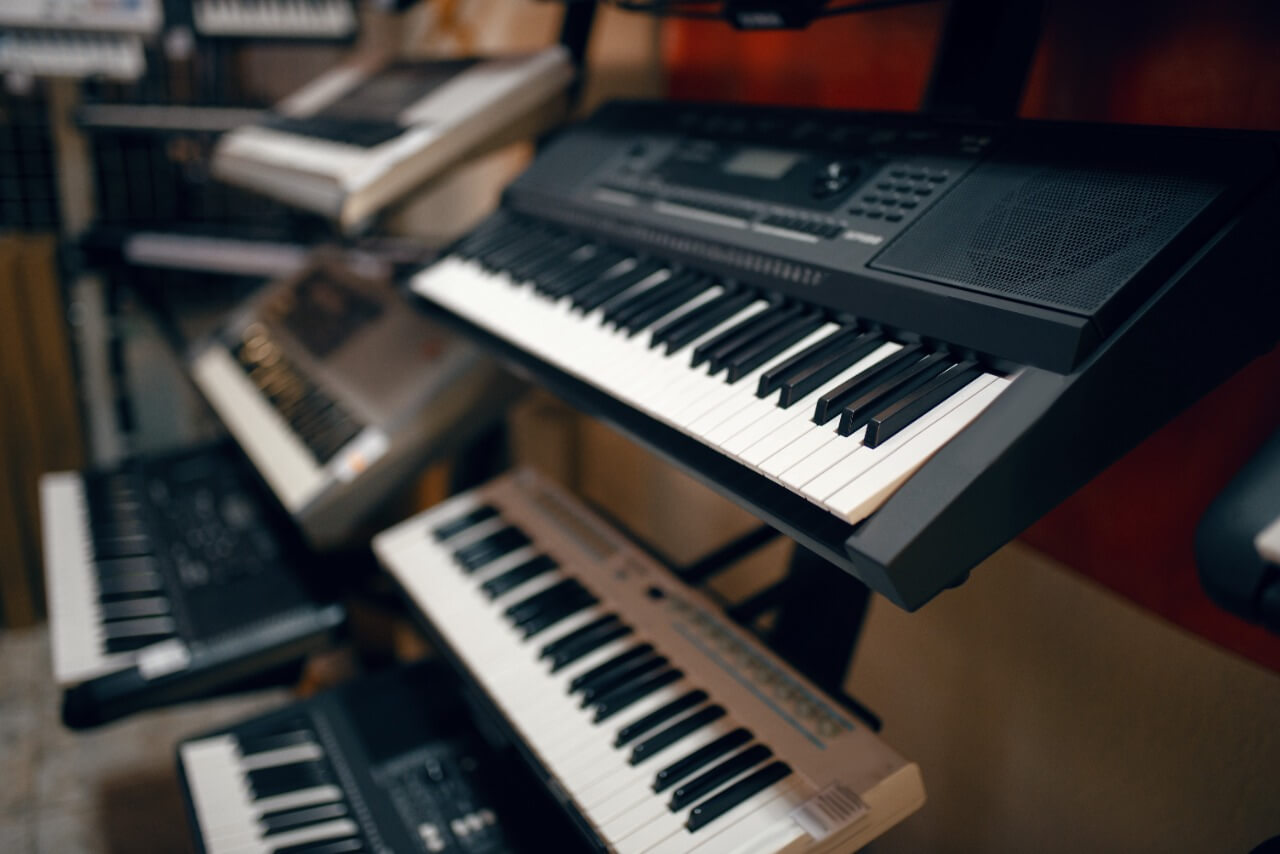 Teclado de piano eletrônico para tocar e gravar música em estúdio