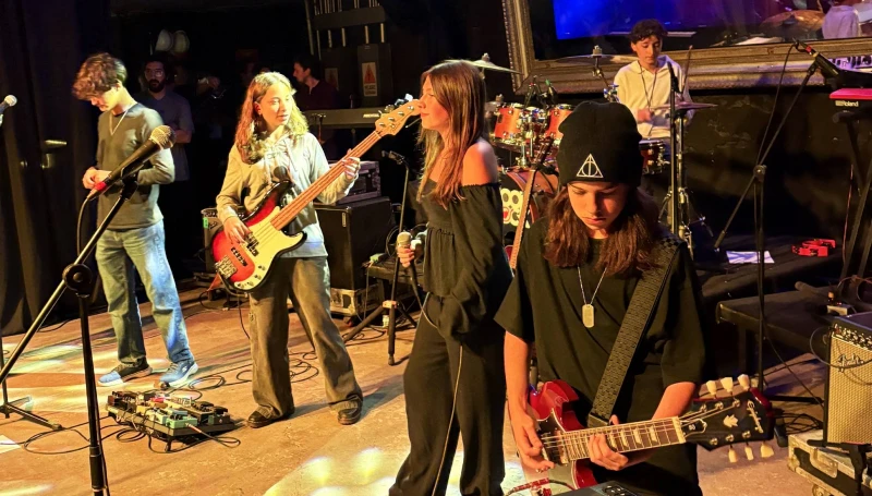 Alumnos de Performance Program tocan en vivo en el escenario del Foro La Paz como parte de School of Rock Pedregal, las mejores clases de música de la Ciudad de México.