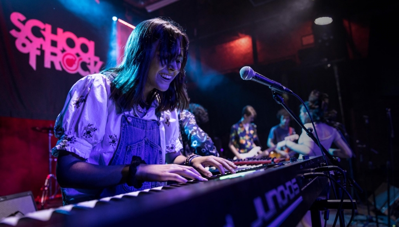 Tips on How to Play a Keyboard in a Rock Band article hero