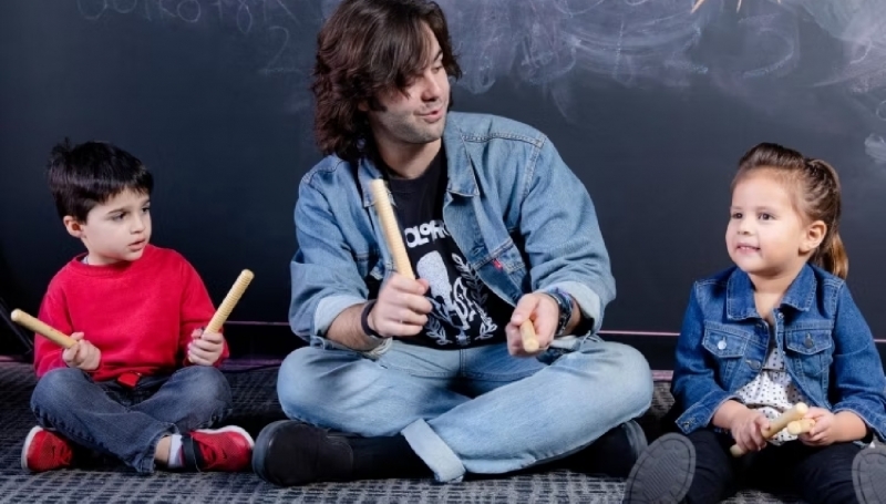 Dos niños de 4 y 5 años toman iniciación musical con juegos en el programa Little Wing de School of Rock Pedregal con un profesor experto.