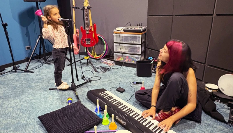 Experta instructora da clase de iniciación musical en el programa Little Wing a una pequeña alumna en School of Rock Pedregal, la mejor escuela de música de la Ciudad de México.