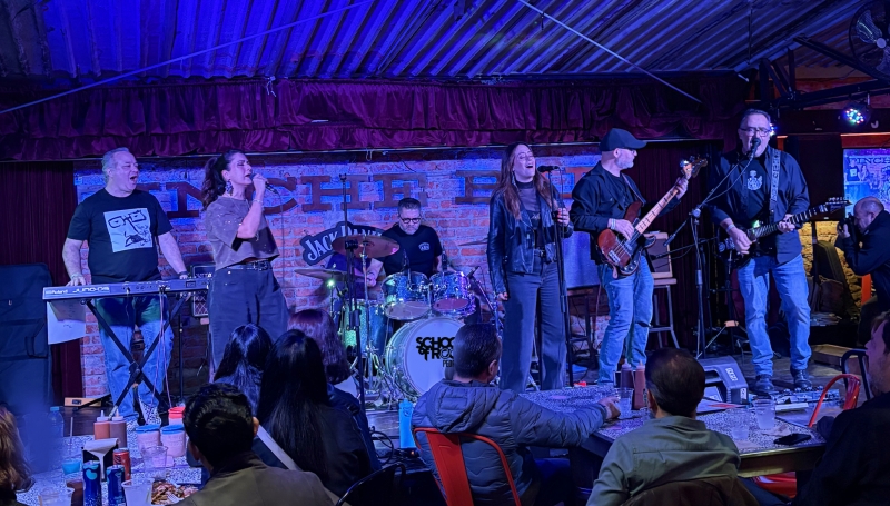 Grupo de Adult Performance Program toca en vivo en un escenario real de la CDMX, gracias a que son parte de School of Rock Pedregal, la mejor escuela de música de la CDMX.