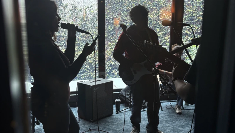Alumnos de School of Rock Pedregal en un ensayo grupal, el cual puede ser muy beneficioso para personas que viven con TDAH.