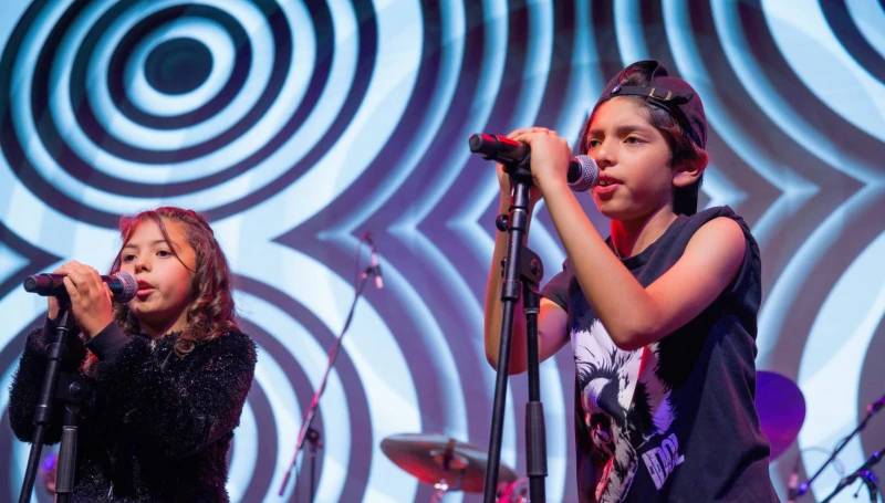 Alumnos de clases de canto del programa Rock 101 (12 a 18 años) cantan en un concierto en Alboa Live, como parte de su educación musical en School of Rock Pedregal, la mejor escuela de música de la CDMX.