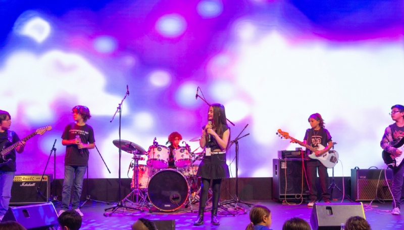 Un grupo de chicos del programa Rock 101, de 8 a 12 años, da un show de final de temporada en un escenario real de la CDMX.