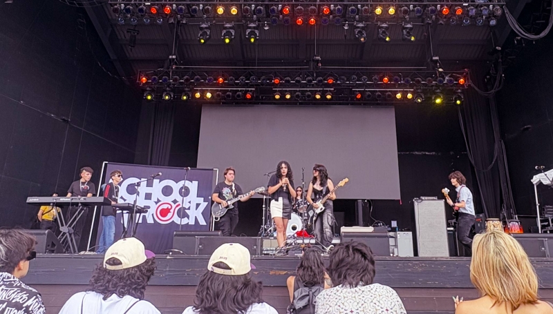 Músicos adolescentes de School of Rock Pedregal México tocando en el festival Summerfest 2025 de Milwaukee