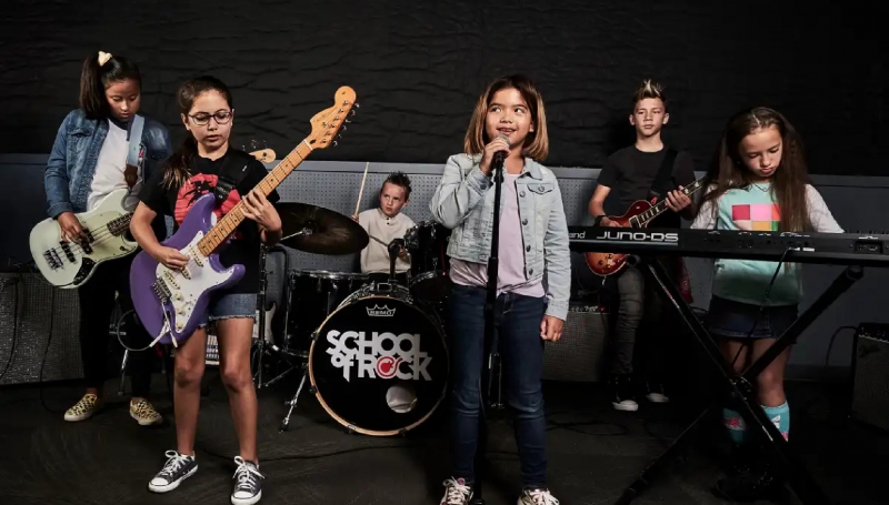 Un grupo de chicos del programa Rock 101 de 8 a 12 años tocan juntos en un ensayo semanal en School of Rock Pedregal, la mejor escuela de música de la Ciudad de México.