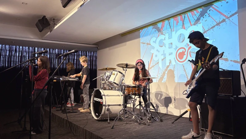 Ensamble de alumnos del programa Rock 101 tocan en Librerías Gandhi para el Día del Niño, organizado por Eventos Gandhi y School of Rock Pedregal, la mejor escuela de música de la Ciudad de México.