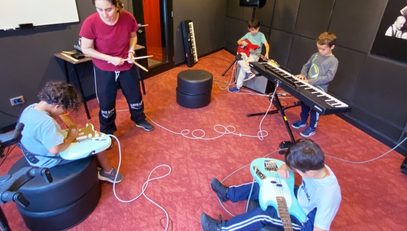 Grupo de programa Rookies de School of Rock Pedregal de chicos de 6 y 7 años donde experimentan con nuestros instrumentos y aprenden de trabajo en equipo con un profesor experto a cargo.