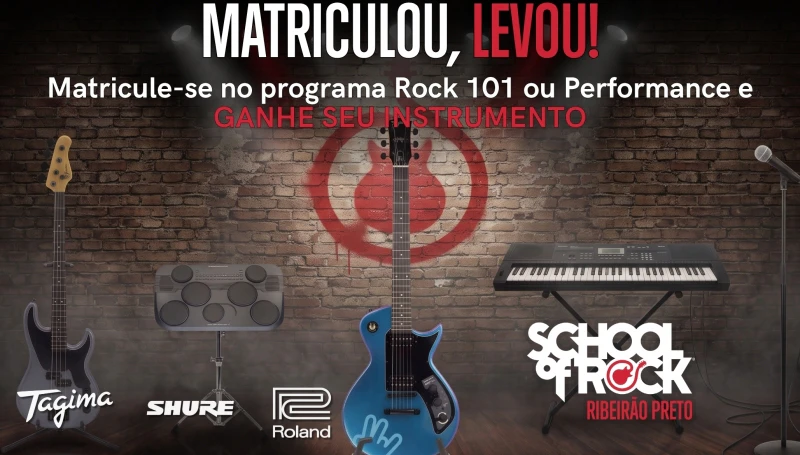 Arte da campanha Matriculou, Levou da School of Rock Ribeirão Preto, com guitarra Tagima, baixo, bateria e teclado Roland, e microfone Shure em um palco